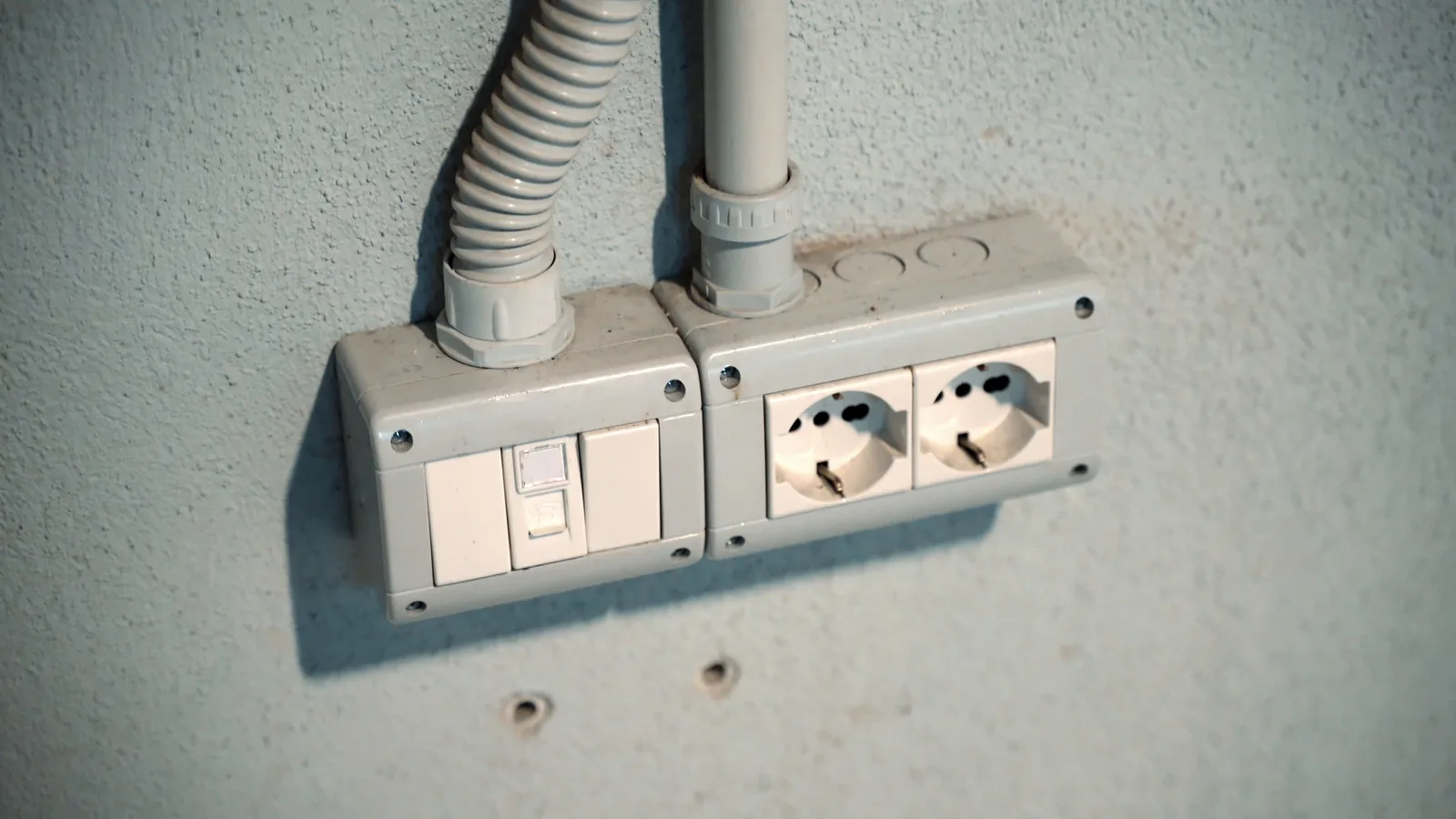 Smart Plugs For Energy Saving cover image
